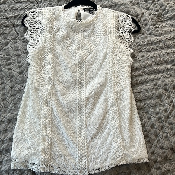 Embroidered White Sleeveless Top‎ - Picture 1 of 6